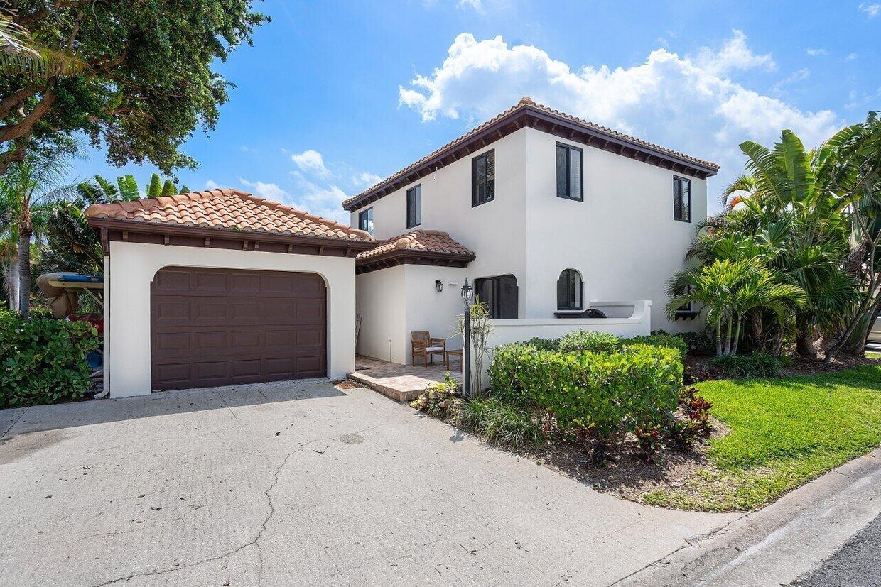Primary Photo - 1486 Via del Sol
