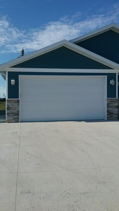 Primary Photo - Spacious 2 bedroom Twin home