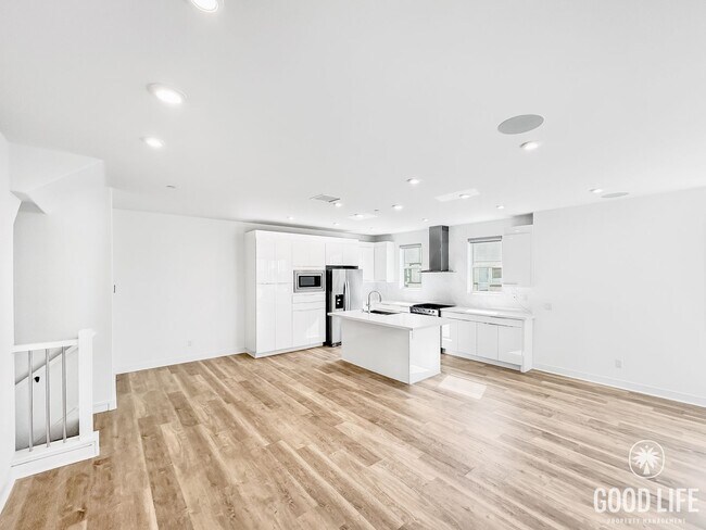 Foto del edificio - Beautiful 3BD/2.5BA W/ AC and Attached Gar...