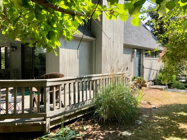 Building Photo - 3 Laurel Ln