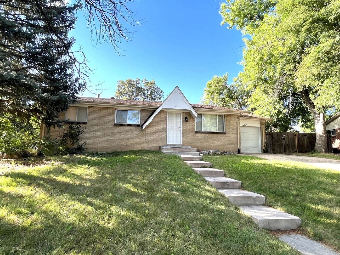 Primary Photo - 3 Bedroom, 2 Bath Home In Aurora Hills, Updated Flooring And Huge Backyard