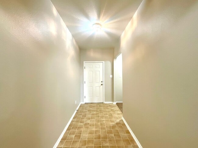 Building Photo - Charming 3-Bedroom Cul-de-Sac Home with Fenced Yard & Garage!