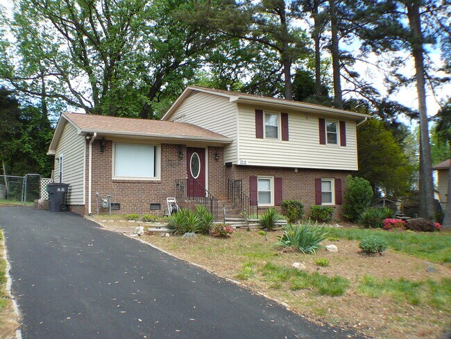 Foto del edificio - 1212 Mt Kisco Dr