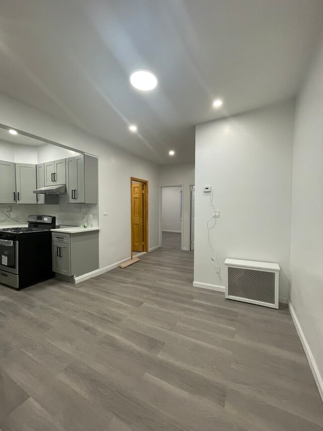 Dining area - 1842 W 12th St