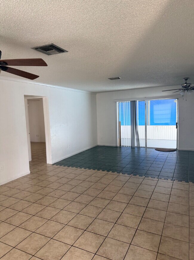 Foto del edificio - 3 Bedroom 2 Bathroom Oversized 2 Car Garage with a Pool!