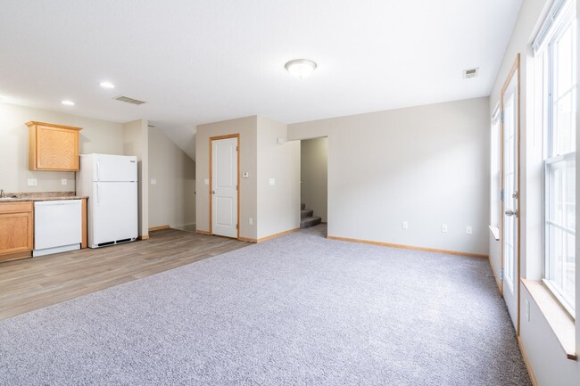 Building Photo - Royal Cedar Realty, LLC - Village at Arbor...