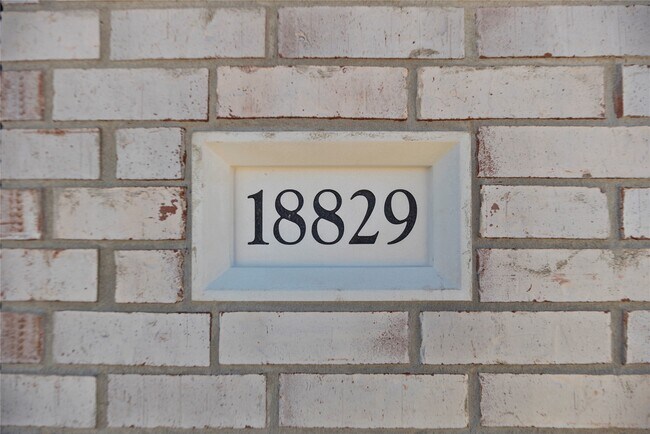 Foto del edificio - 18829 Lucas Michael Wy