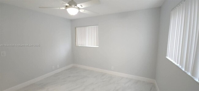 Building Photo - 122 S Lakeside Dr