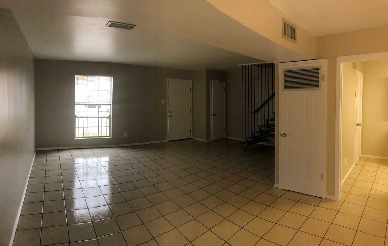 Foto principal - 15889 River Rd