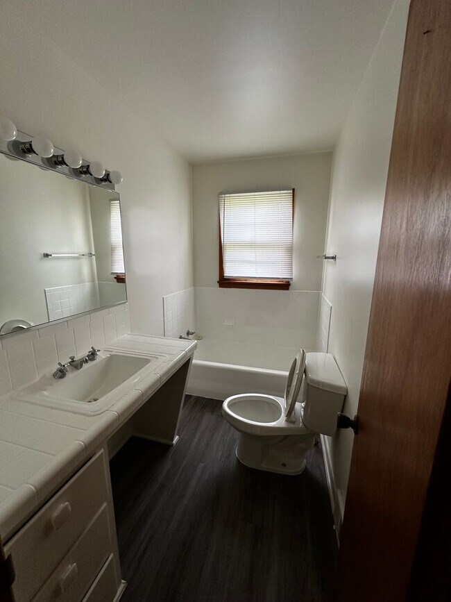 Building Photo - Residence or Office on Corner Lot!