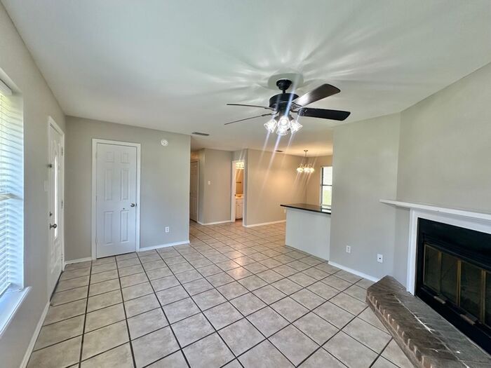 Foto principal - Available Now! Newly Updated 3 Bedroom 2 B...