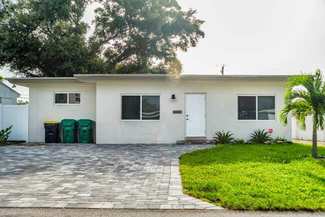 Building Photo - 4548 SW 24th Ave
