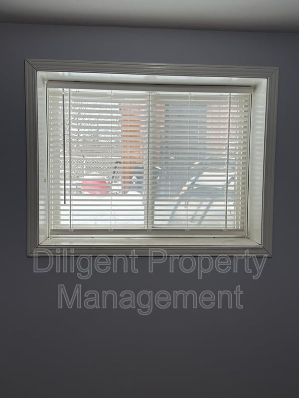 Building Photo - 588 Howden St