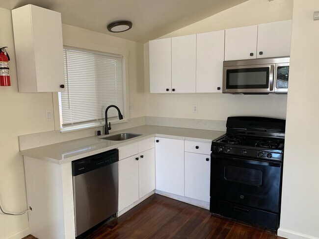 Building Photo - 1/2 Off First Month's Rent, 2Bdrm, 1Bath, ...