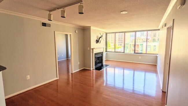 Building Photo - 2220 Fairfax Dr
