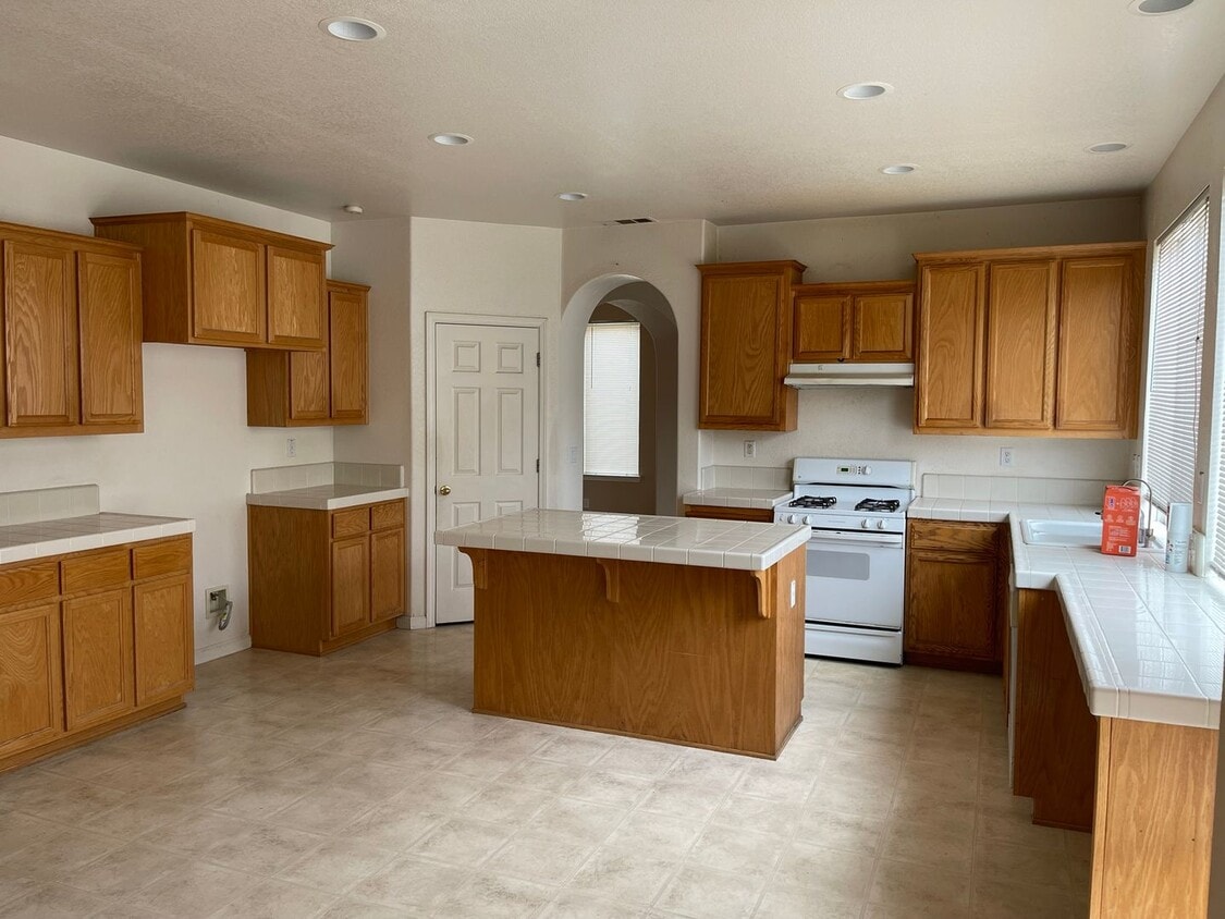 Foto del edificio - Spacious two-story home available for rent featuring 4 bedrooms, 2.5 bathrooms, and a three-car g...