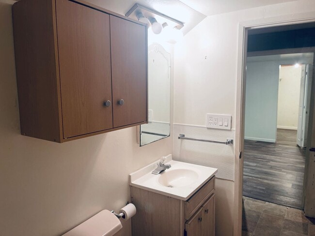 Building Photo - 2 Bedroom 1 Bath w/ Off Street Parking & Laundry
