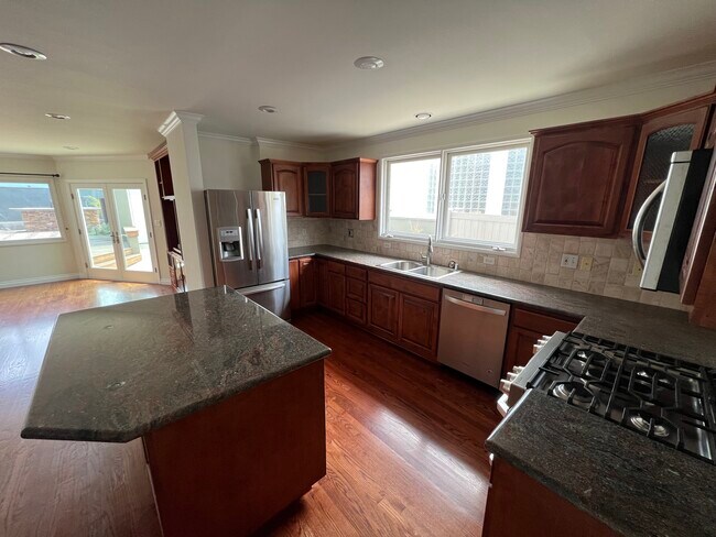 5. Cocina con electrodomésticos renovados. - 7836 Kenyon Ave