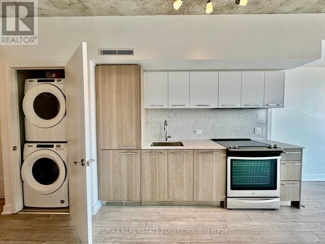 Building Photo - 15 Baseball Pl