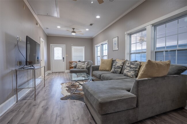 Building Photo - 802 Enid St