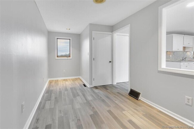 Foto del edificio - 571 Wolcott St