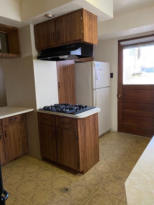 Building Photo - AVAILABLE NOW - Spacious 2+ Bedroom Home S...