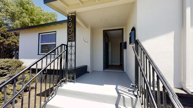 Building Photo - 4BD/2BA, Fully Renovated!!