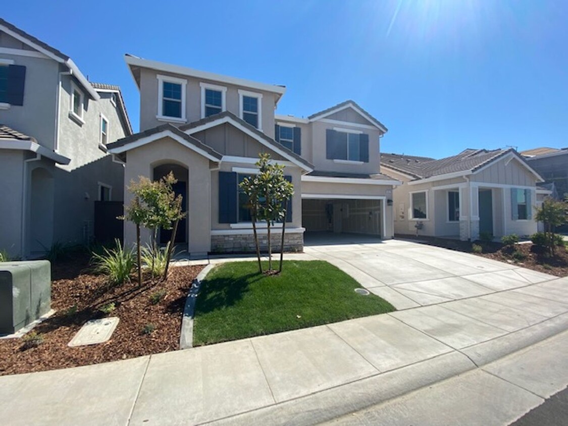 Foto principal - 5025 Chelsea Creek Rd - Roseville 95747