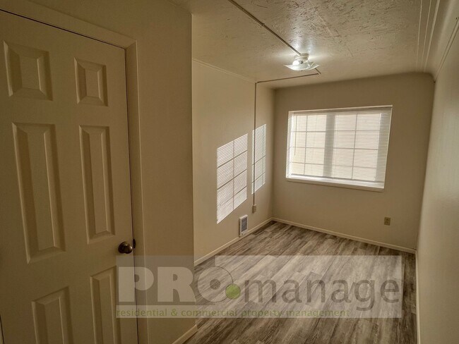 Foto del edificio - 576 - 596 N. Boulevard