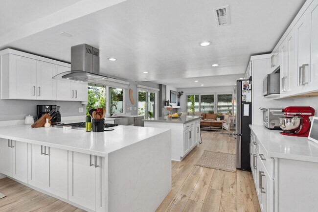 Building Photo - Stunning completely renovated home in Tustin