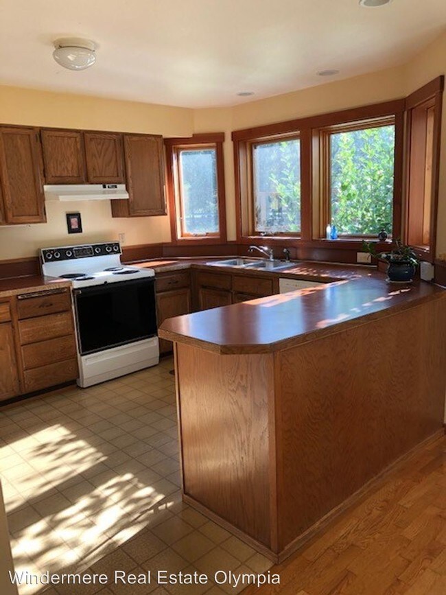 Building Photo - 2 br, 2.5 bath House - 4337 Foxhall Dr NE
