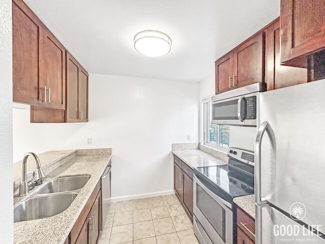 Foto del edificio - Bright 2BR Condo with New Carpet, Private Balcony & Great Amenities in Clairemont Mesa!