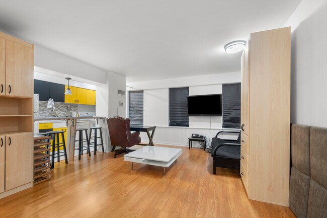 Building Photo - 40 E 9th St