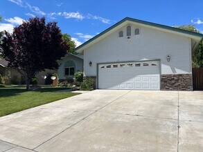 Building Photo - 1851 Shoshone Dr