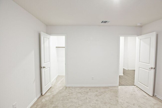 Building Photo - 1111 Emerald Gate Dr