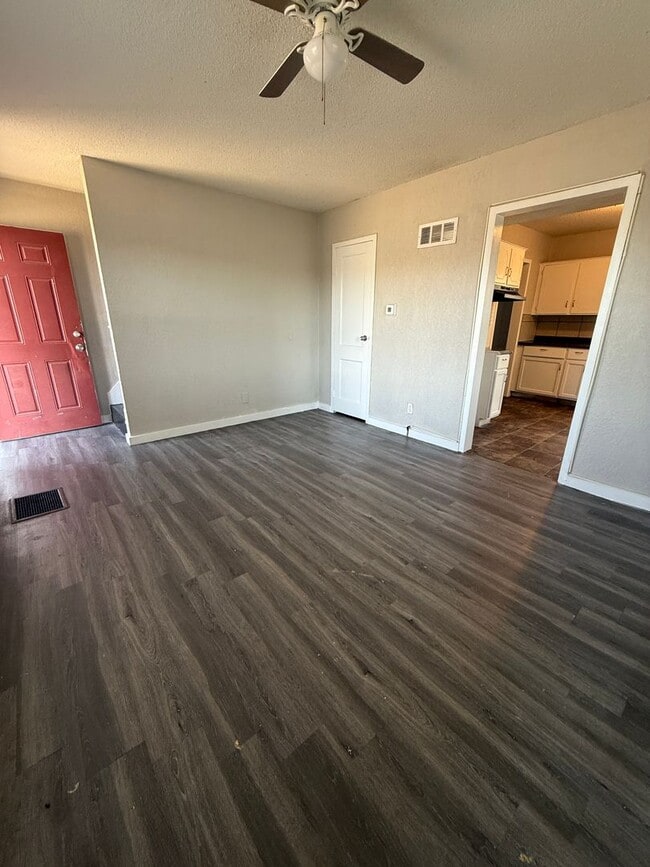 Building Photo - 2 bedroom townhome right off the highway!