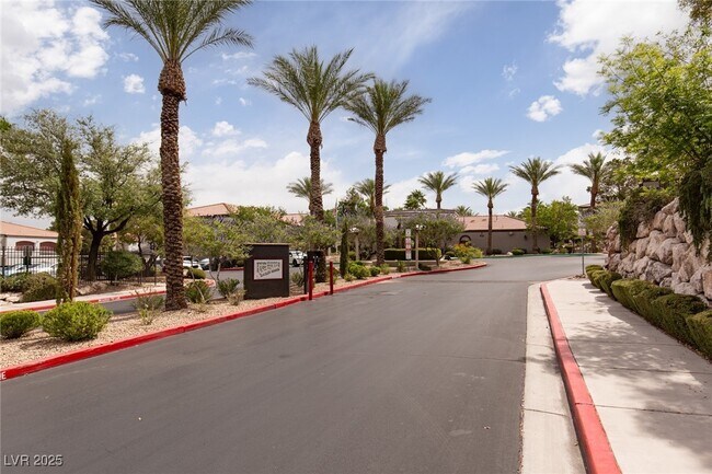 Foto del edificio - 950 Seven Hills Dr