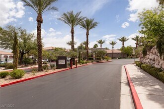 Building Photo - 950 Seven Hills Dr