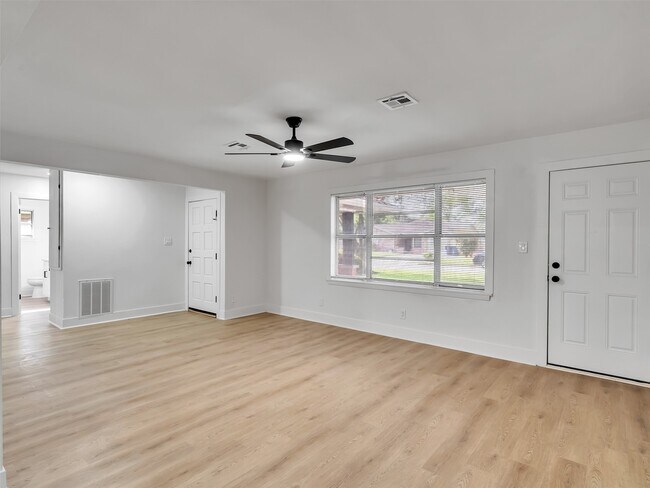 Building Photo - 6026 Diamond Ct