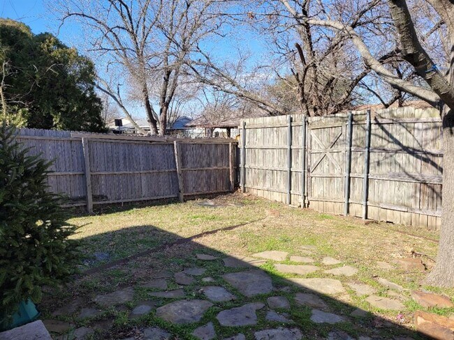 Building Photo - 807 Rolling Ridge Dr