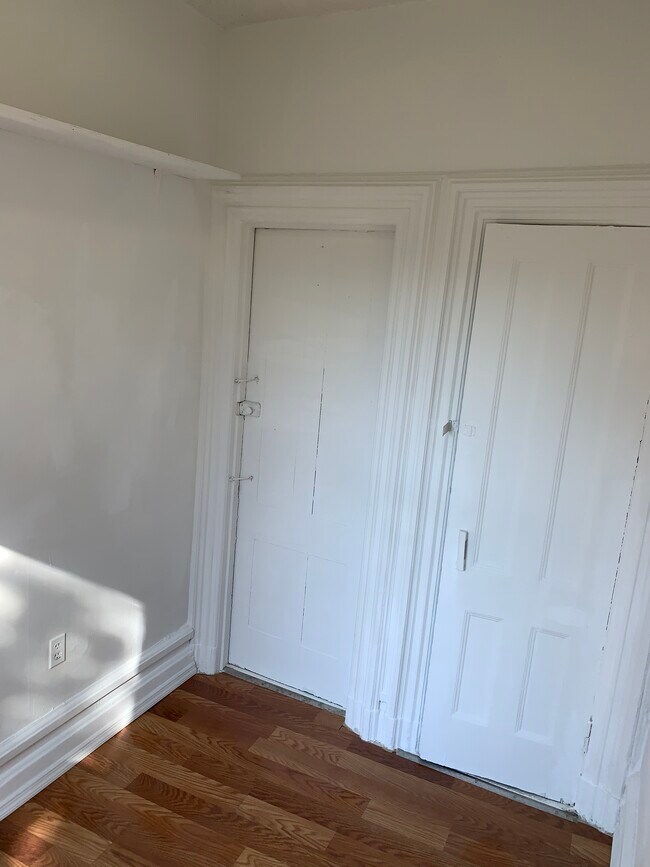 Building Photo - 335 S 5th St