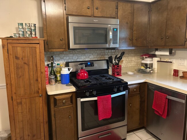 Building Photo - 23W470 Greenbriar Dr