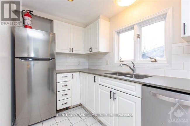 Building Photo - 450 MacLaren St