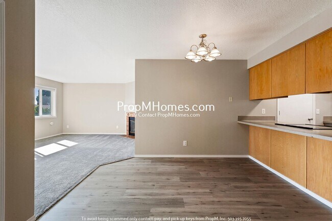 Foto del edificio - Spacious 2 Bedroom in Milwaukie - Attached...