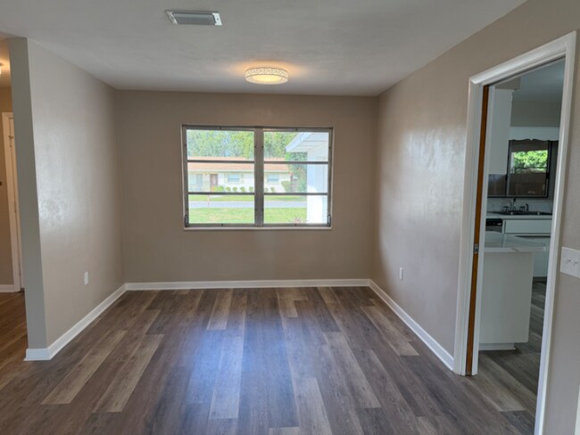 Foto del edificio - 1500 Ave E NE