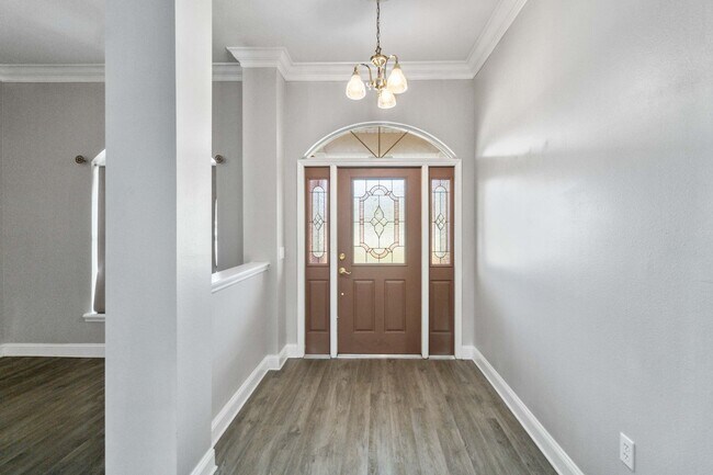 Foto del edificio - Beautiful 4/3.5 Home Located on Over An Ac...