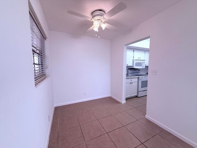 Building Photo - 402 Lake Shore Dr