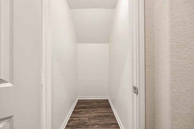 Building Photo - August Pre-Lease!! 4/4.5 in Pershing Point!