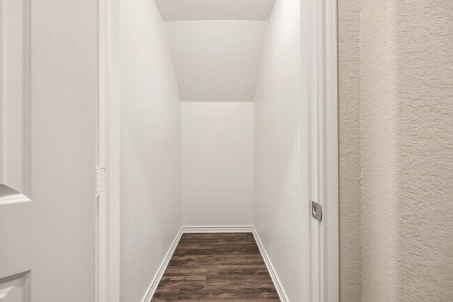 Foto del edificio - AUGUST PRE-LEASE!! 4/4.5 in Pershing Pointe!