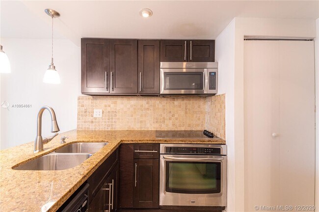 Foto del edificio - 600 NE 36th St